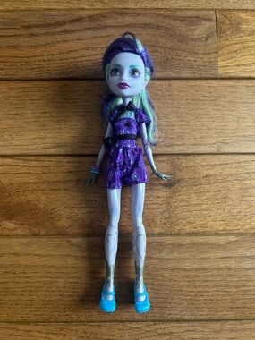 Monster High Twyla Coffin Bean